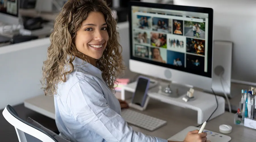 Diseñadora web retocando imágenes en el ordenador