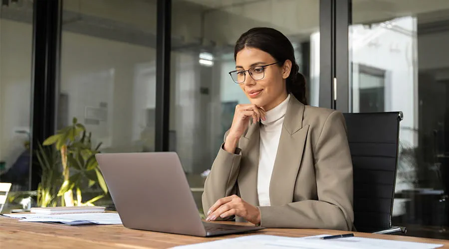 Mujer de negocios mirando el ordenador portátil