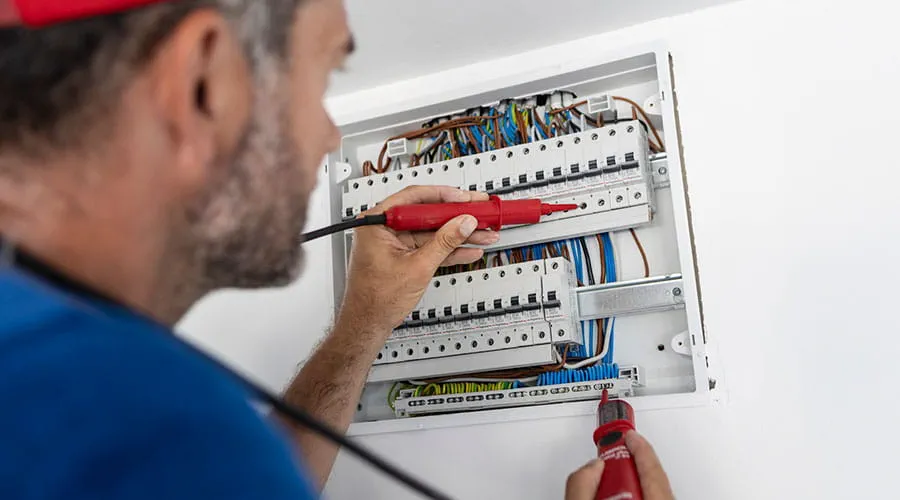 Electricista reparando un cuadro eléctrico