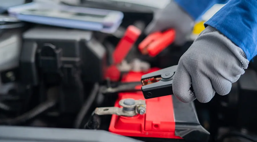 Mano sosteniendo herramientas de cargador de batería