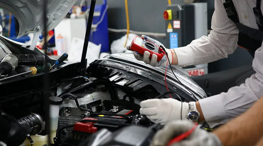 Dos especialistas de servicio para la reparación de cableado