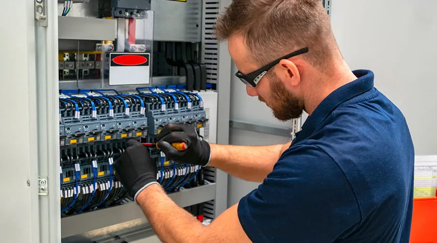 Electricista trabajando en panel eléctrico