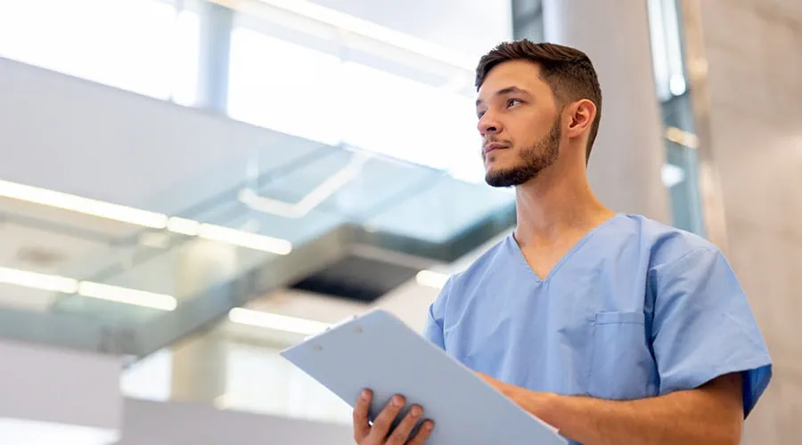Enfermera trabajando en el hospital y sosteniendo un historial médico