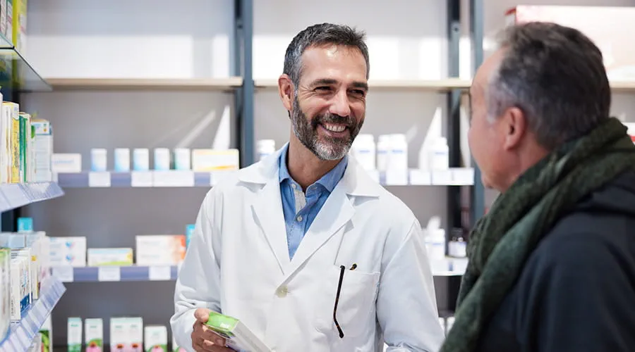 Farmacéutico leyendo documentos en una farmacia Farmacéutico leyendo documentos en una farmacia