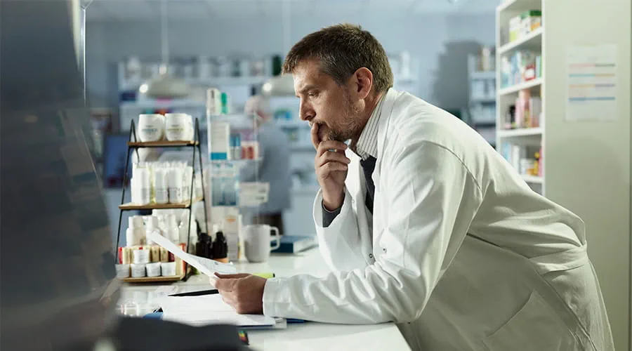 Farmacéutica trabajando en una farmacia Farmacéutica trabajando en una farmacia