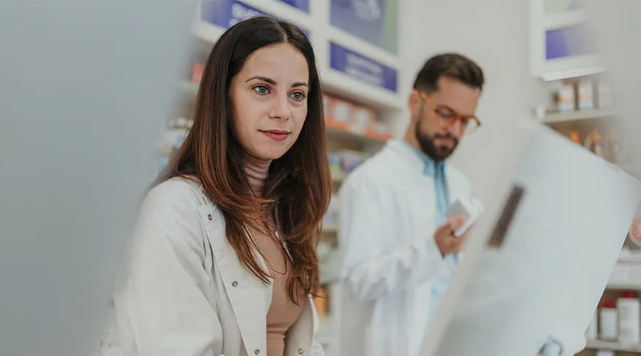 Farmacéutico atendiendo a una persona mayor Farmacéutico atendiendo a una persona mayor