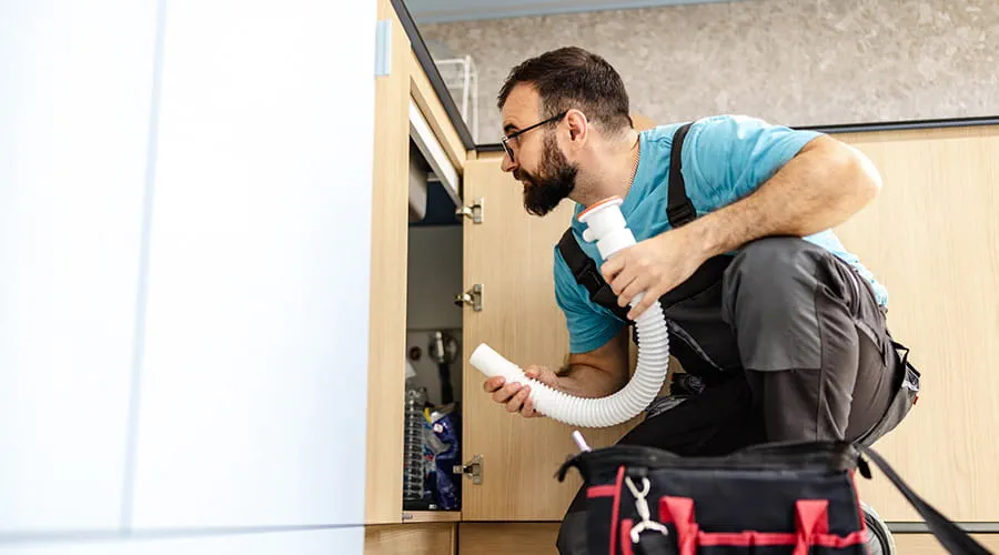 Fontanero revisando instalación cocina