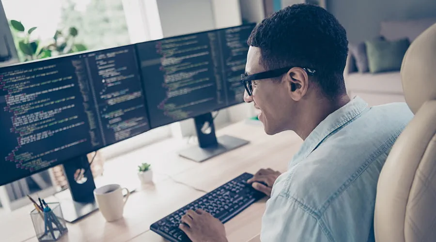 Desarrollador web trabajando con varios monitores
