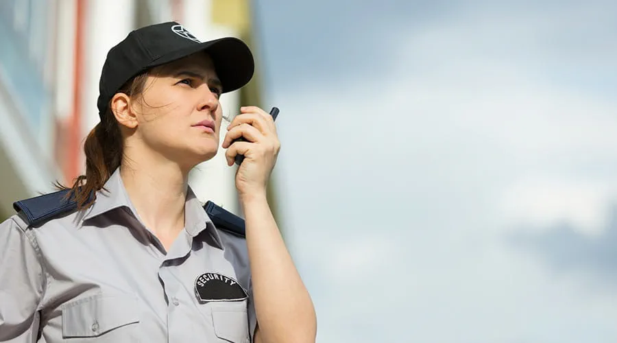 Guardia de seguridad femenina