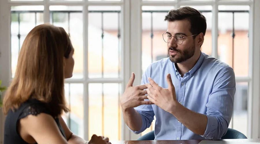 Líder explicando los detalles del proyecto a la nueva empleada