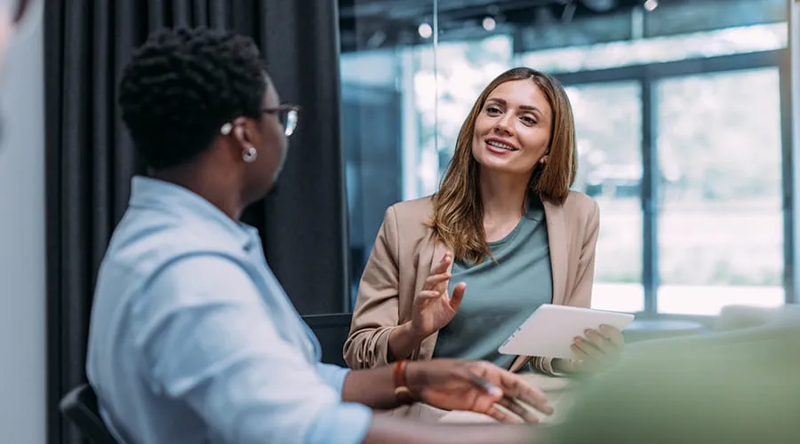Mujer de negocios en reunión en la oficina.