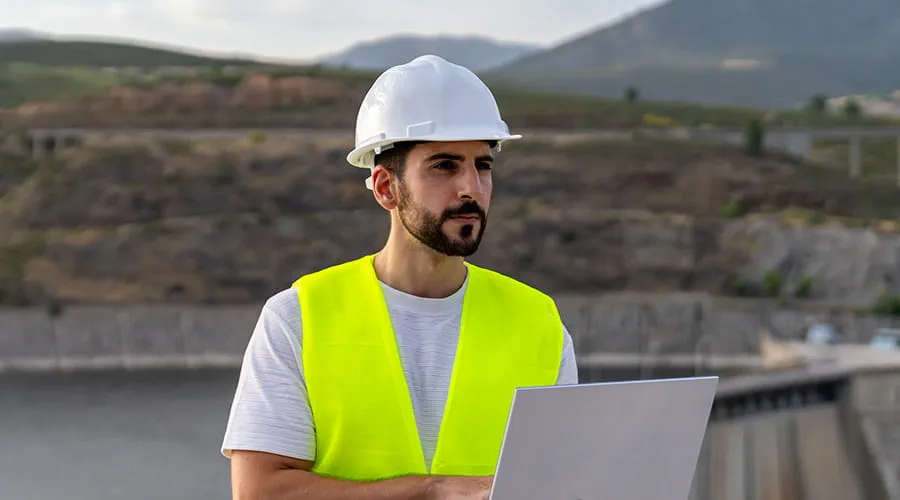 Ingeniero supervisor de recursos hídricos y energías renovables con ordenador portátil