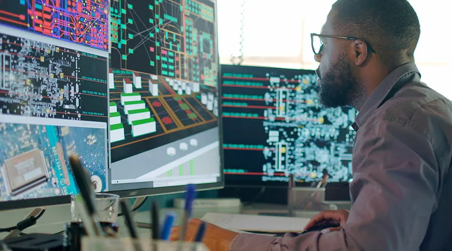 Ingeniero que trabaja con software CAD en un ordenador