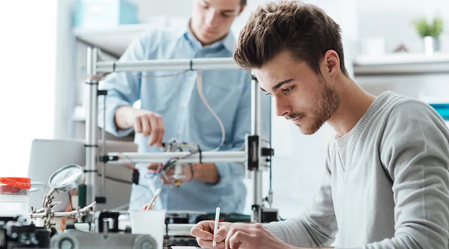 Ingenieros trabajando en un laboratorio