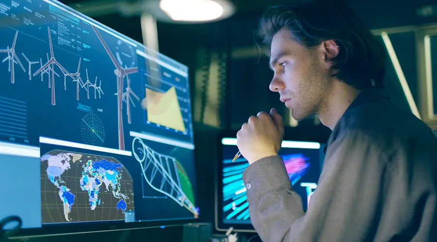 Ingeniero revisando turbinas eólicas en un monitor