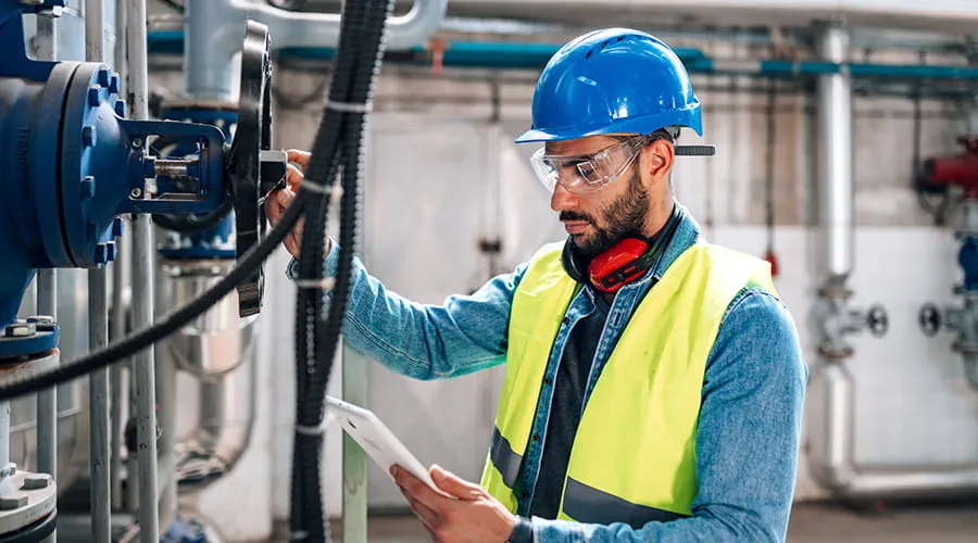 Ingeniero revisando instalaciones técnicas en una fábrica