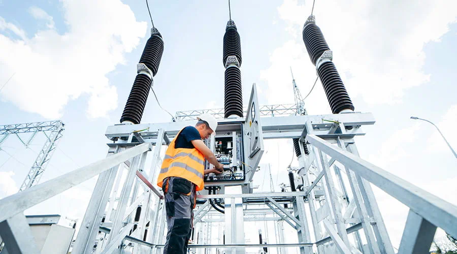 Ingeniero eléctrico inspecciona los sistemas eléctricos en el gabinete de control