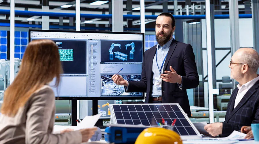 Ejecutivos de fábricas fotovoltaicas que planifican decisiones estratégicas de inversión