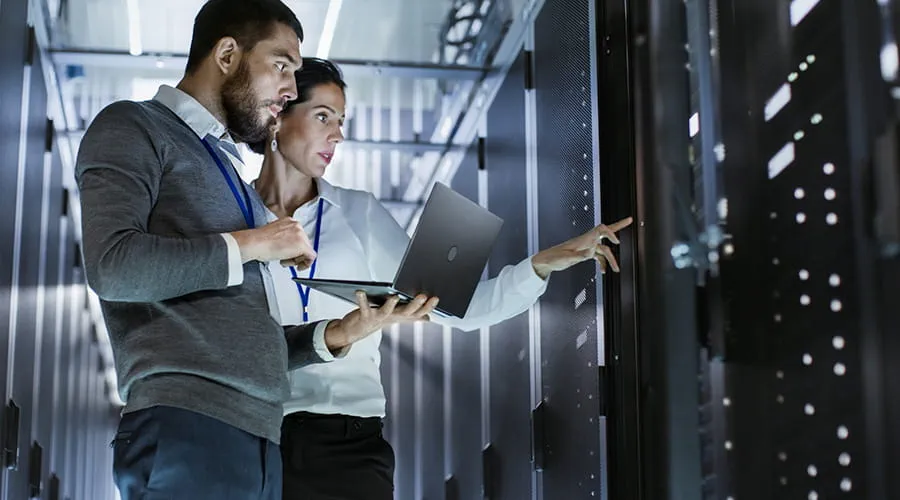 Dos personas de pie en el centro de datos Dos personas de pie en el centro de datos