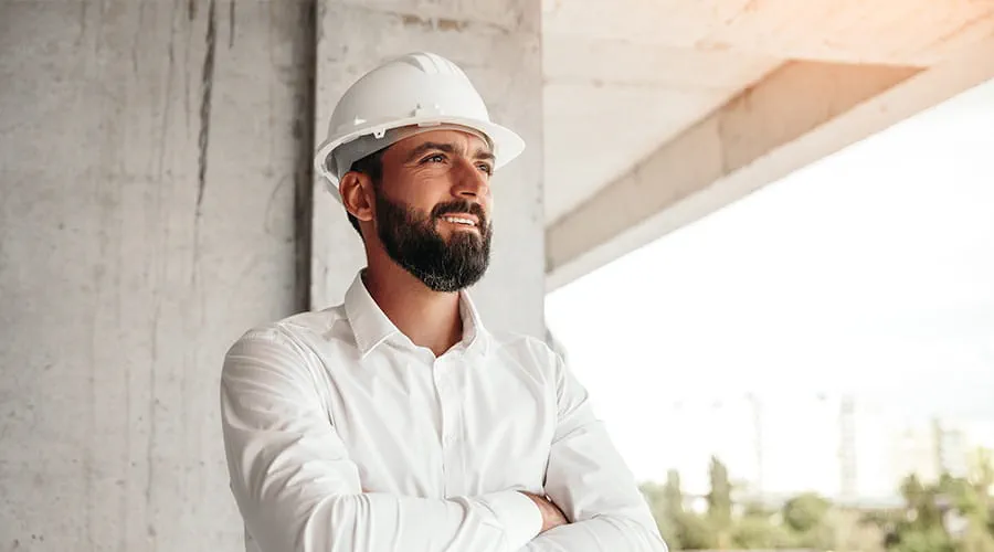 Ingeniero de pie en el sitio de construcción