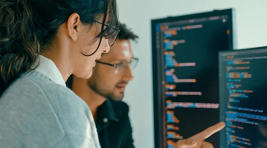 Grupo de programadores trabajando en la oficina