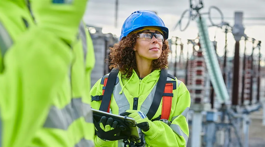 Trabajadora de energía de subestación