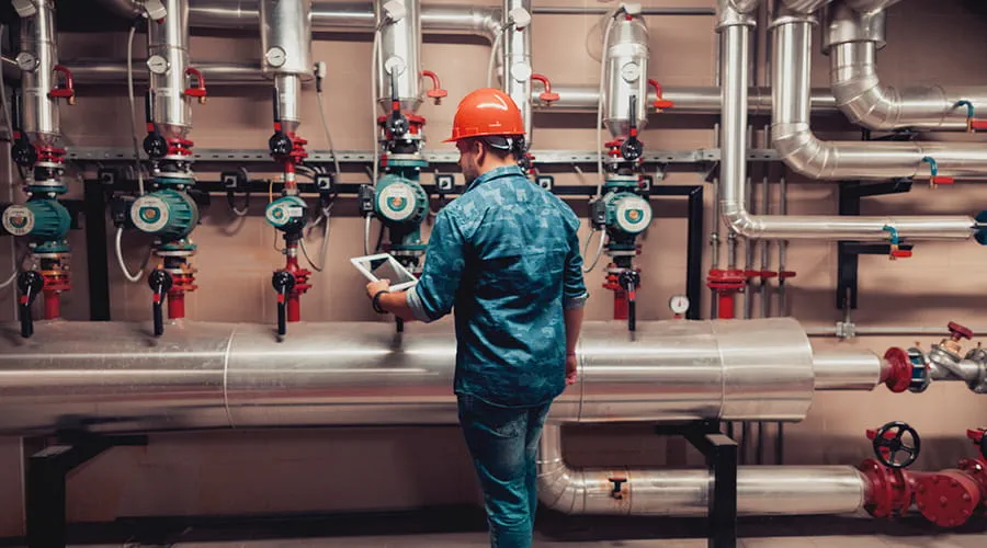 Ingeniero trabajando en el interior de una fábrica