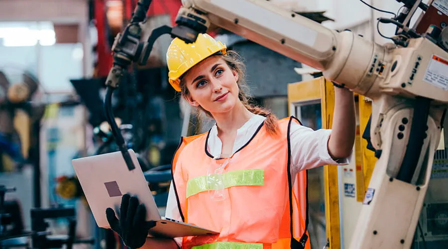 Mujer ingeniera trabajando en un brazo robótico