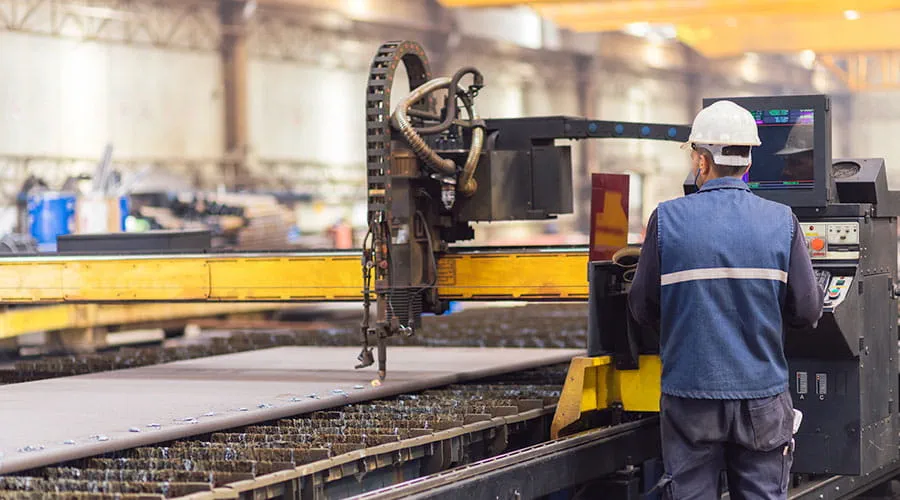 Trabajador de acero en la máquina cortadora de plasma
