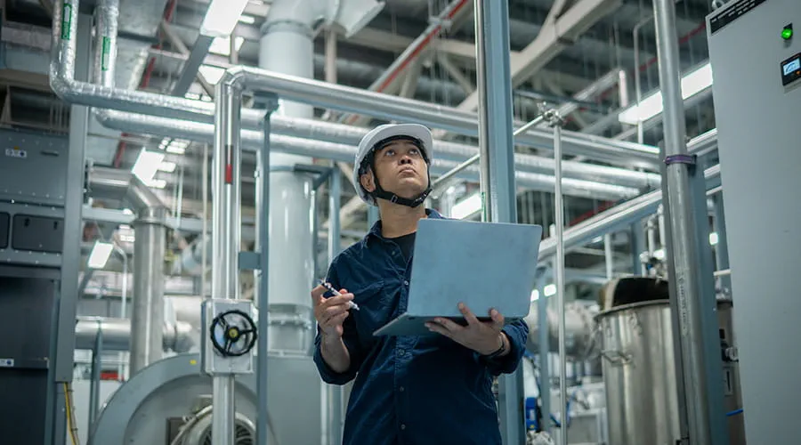 Técnico industrial revisando instalaciones