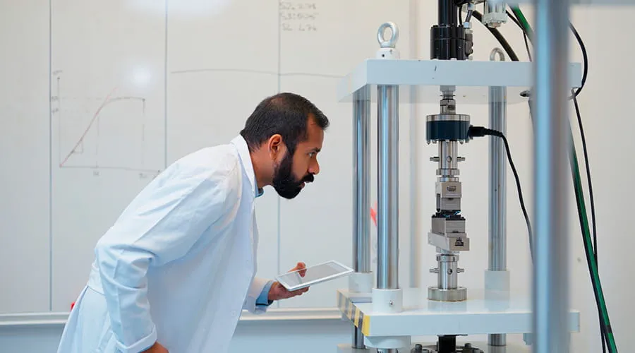 Joven trabando en un laboratorio