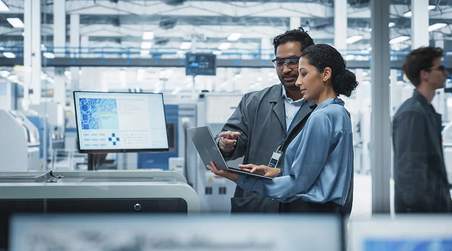 Dos ingenieros trabajando en una fábrica de productos electrónicos