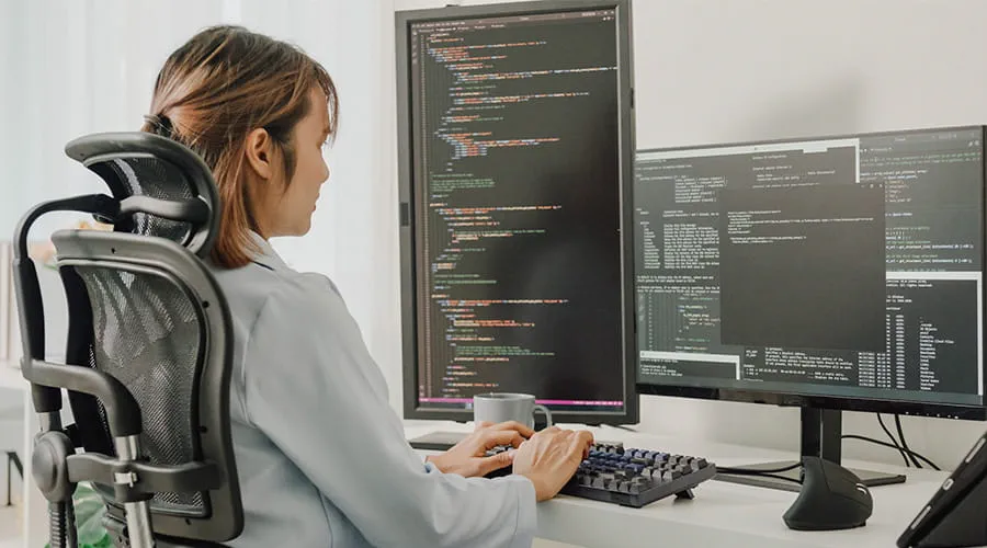 Joven desarrolladora trabajando en un proyecto de código