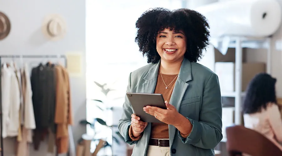 Mujer sonriente sosteniendo una tablet