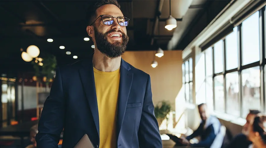 Feliz empresario sonriendo en un espacio de coworking