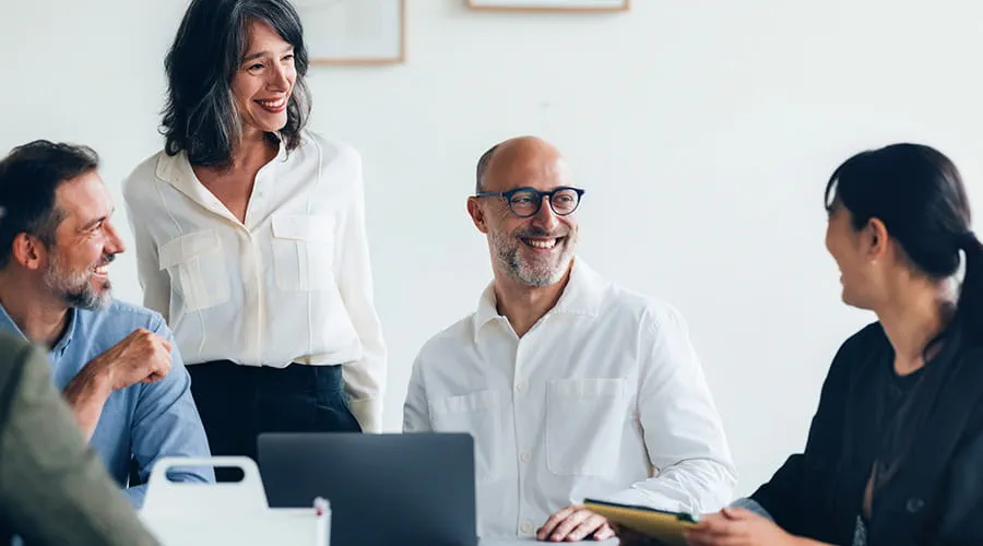 Equipo profesional colabora en un entorno de oficina moderno