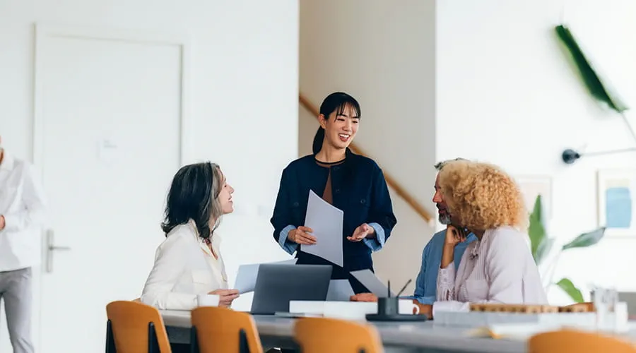Equipo profesional que colabora en un entorno de oficina moderno