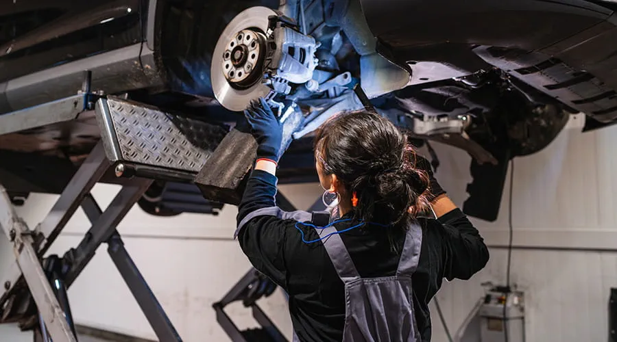 Un mecánico enfocado repara diligentemente el automóvil