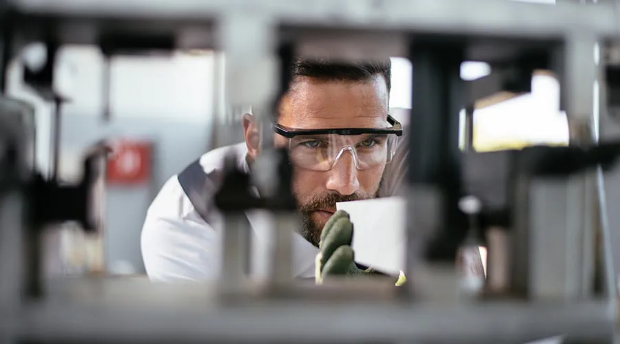 Trabajador en la fábrica realizando una tarea minuciosa