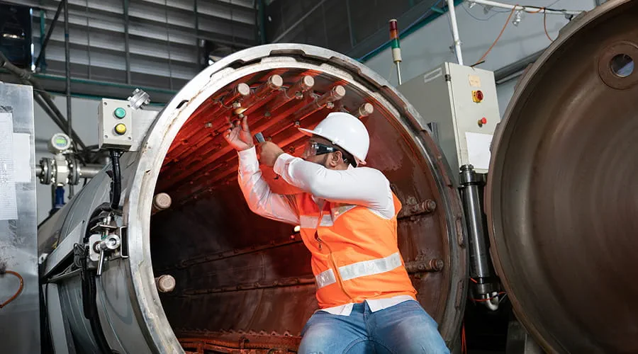 Inspección del ingeniero de mantenimiento en el tanque de presión durante el apagado de la planta
