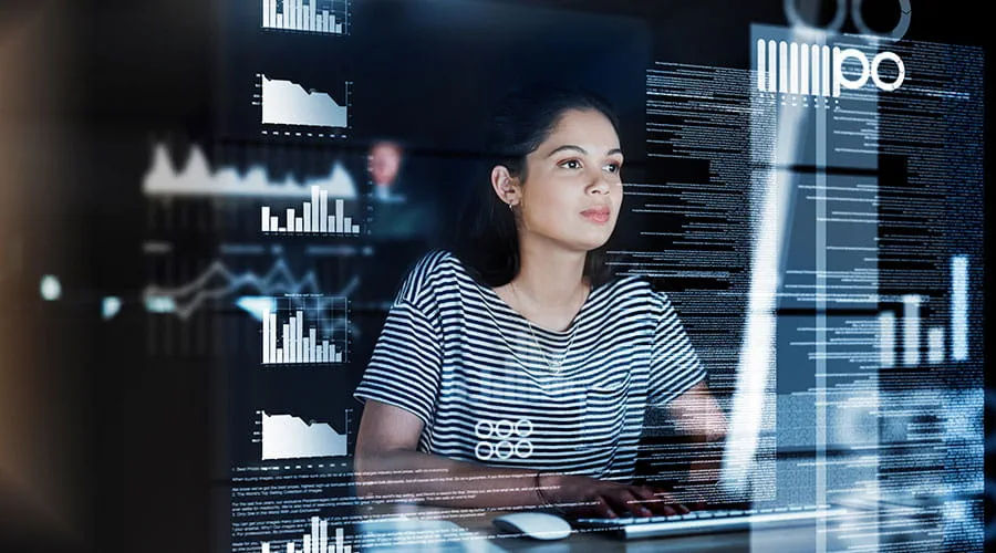 Programadora visionando varios gráficos en formato holograma