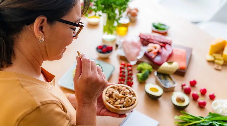 Mujer tomando alimentos saludables