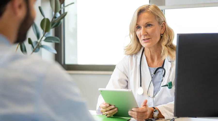 Doctora hablando con paciente en su consultorio