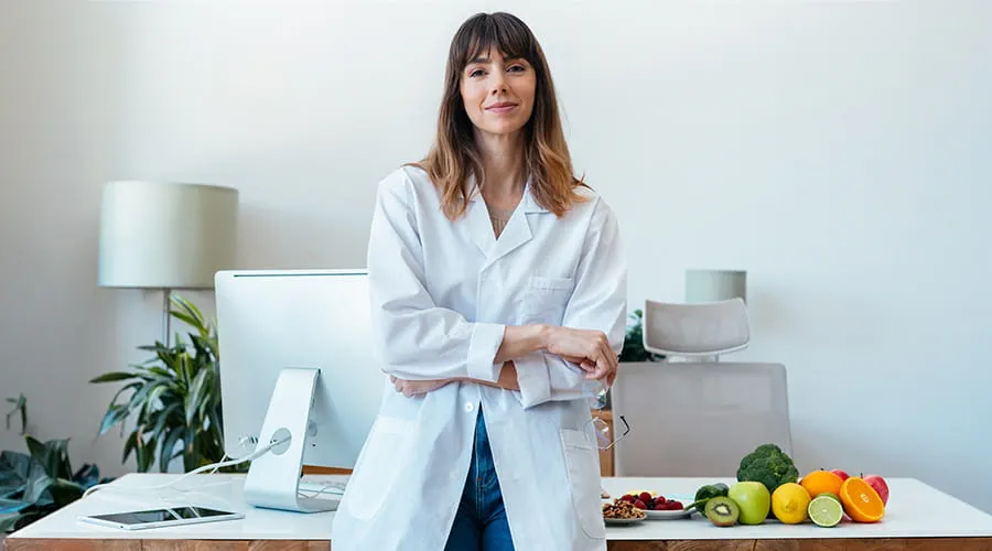 Nutricionista mirando a cámara en la consulta