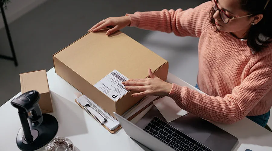 Persona manipulando una caja en un escritorio moderno