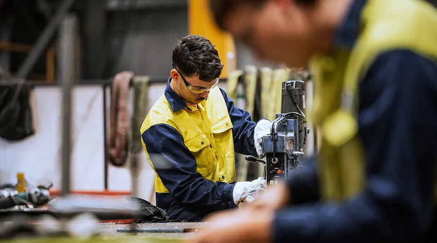 Soldadores calificados que trabajan en la construcción de acero