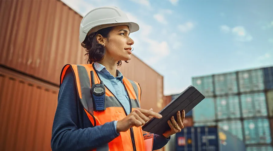 Mujer trabajando con una tablet en entorno puertos