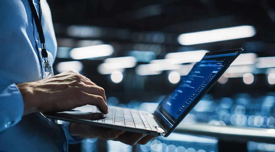 Programador de Data Center usando un ordenador portátil