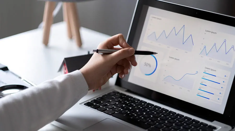 Revisión de datos y resultados en la pantalla del ordenador portátil