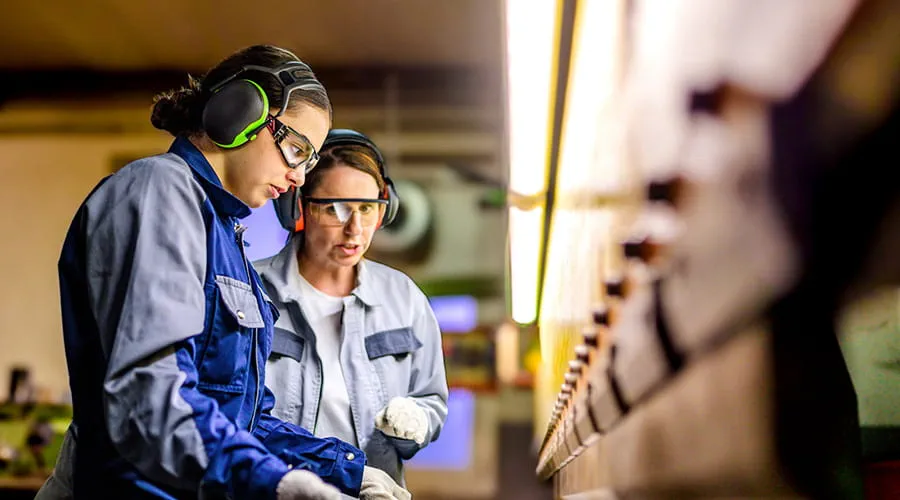 Trabajadoras calificadas que operan prensas plegadoras en entornos industriales